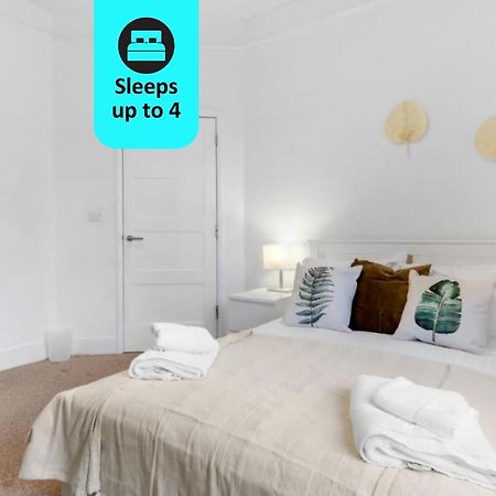 Апартаменты Chic 1Br House In Hounslow - 12 Mins From Heathrow Airport Feltham Экстерьер фото