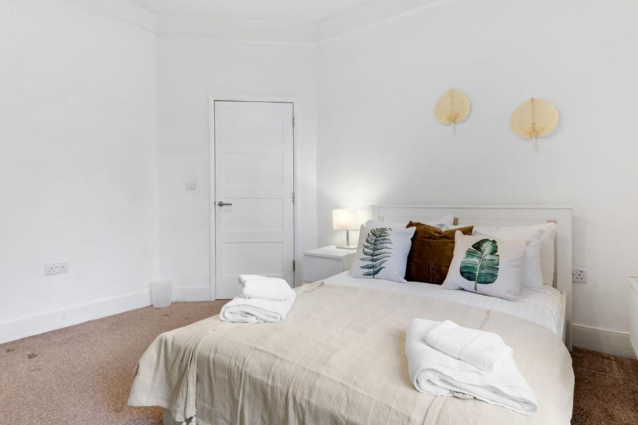Апартаменты Chic 1Br House In Hounslow - 12 Mins From Heathrow Airport Feltham Экстерьер фото