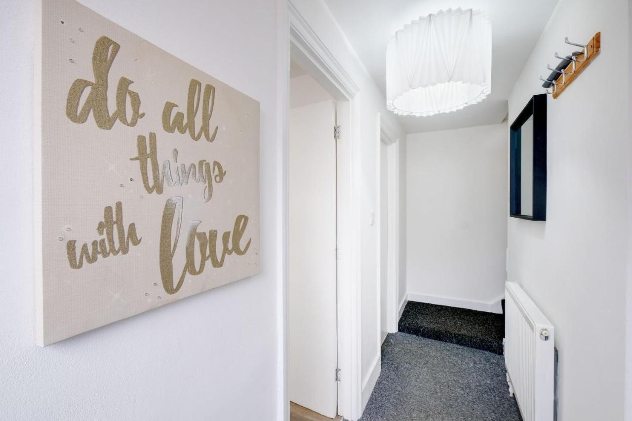 Апартаменты Chic 1Br House In Hounslow - 12 Mins From Heathrow Airport Feltham Экстерьер фото