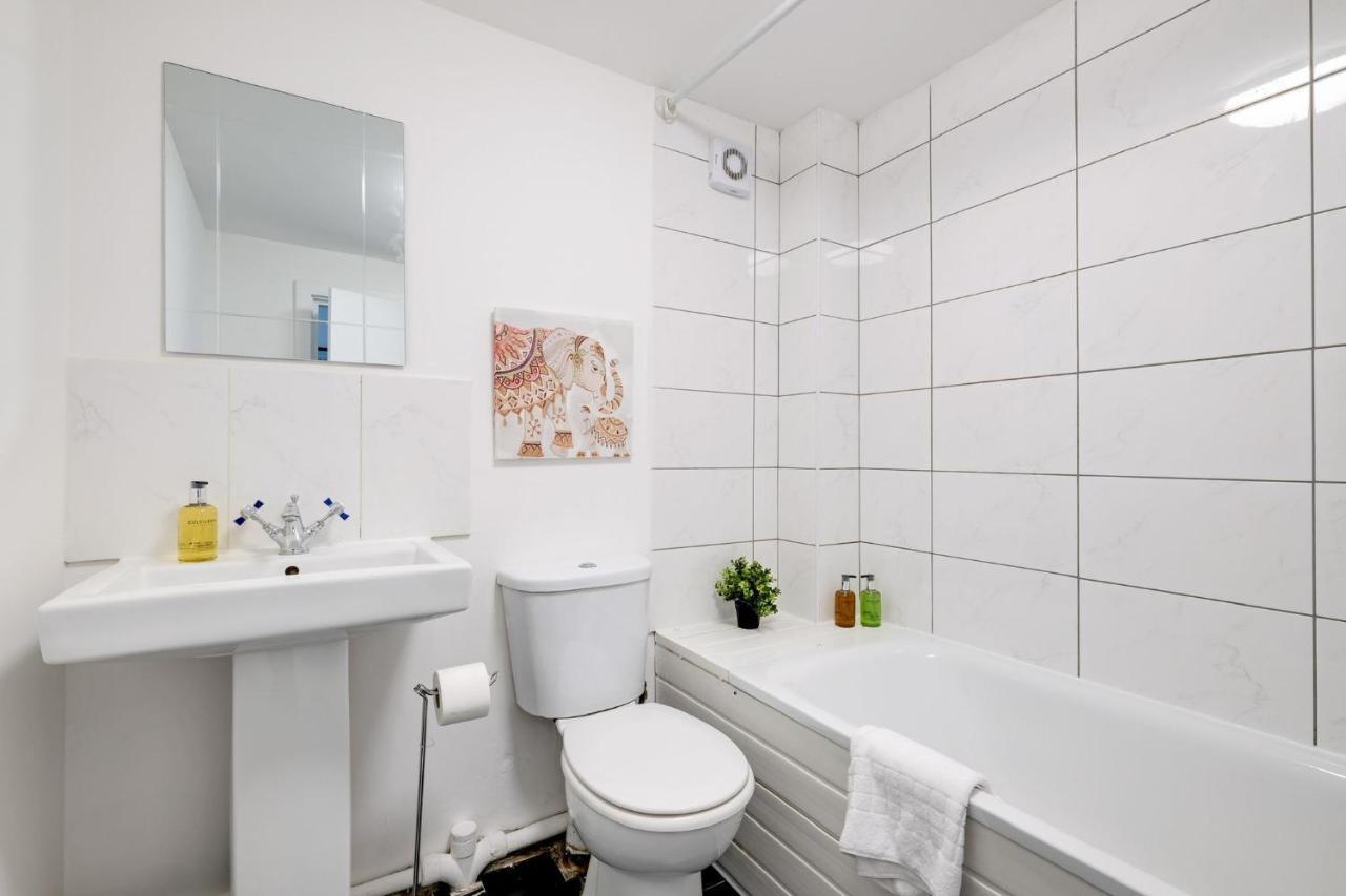 Апартаменты Chic 1Br House In Hounslow - 12 Mins From Heathrow Airport Feltham Экстерьер фото