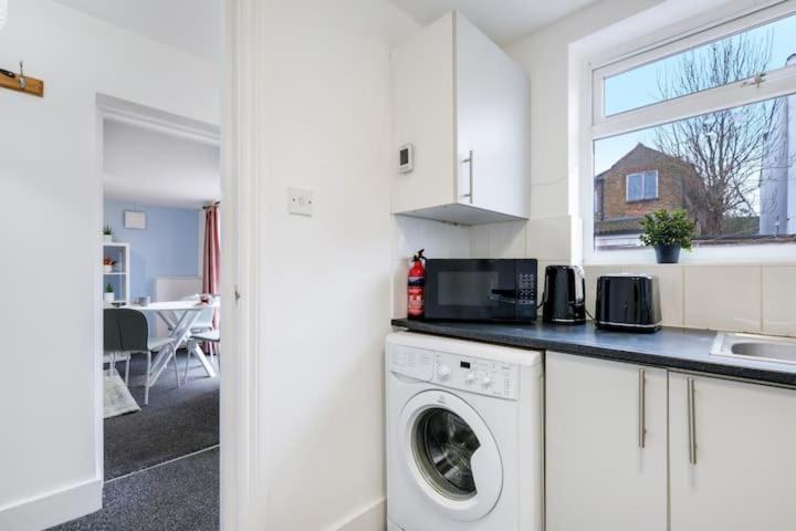Апартаменты Chic 1Br House In Hounslow - 12 Mins From Heathrow Airport Feltham Экстерьер фото