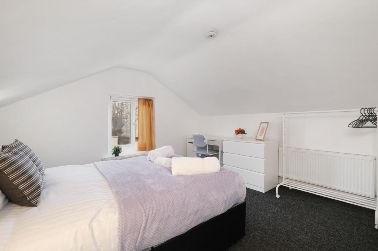 Апартаменты Chic 1Br House In Hounslow - 12 Mins From Heathrow Airport Feltham Экстерьер фото