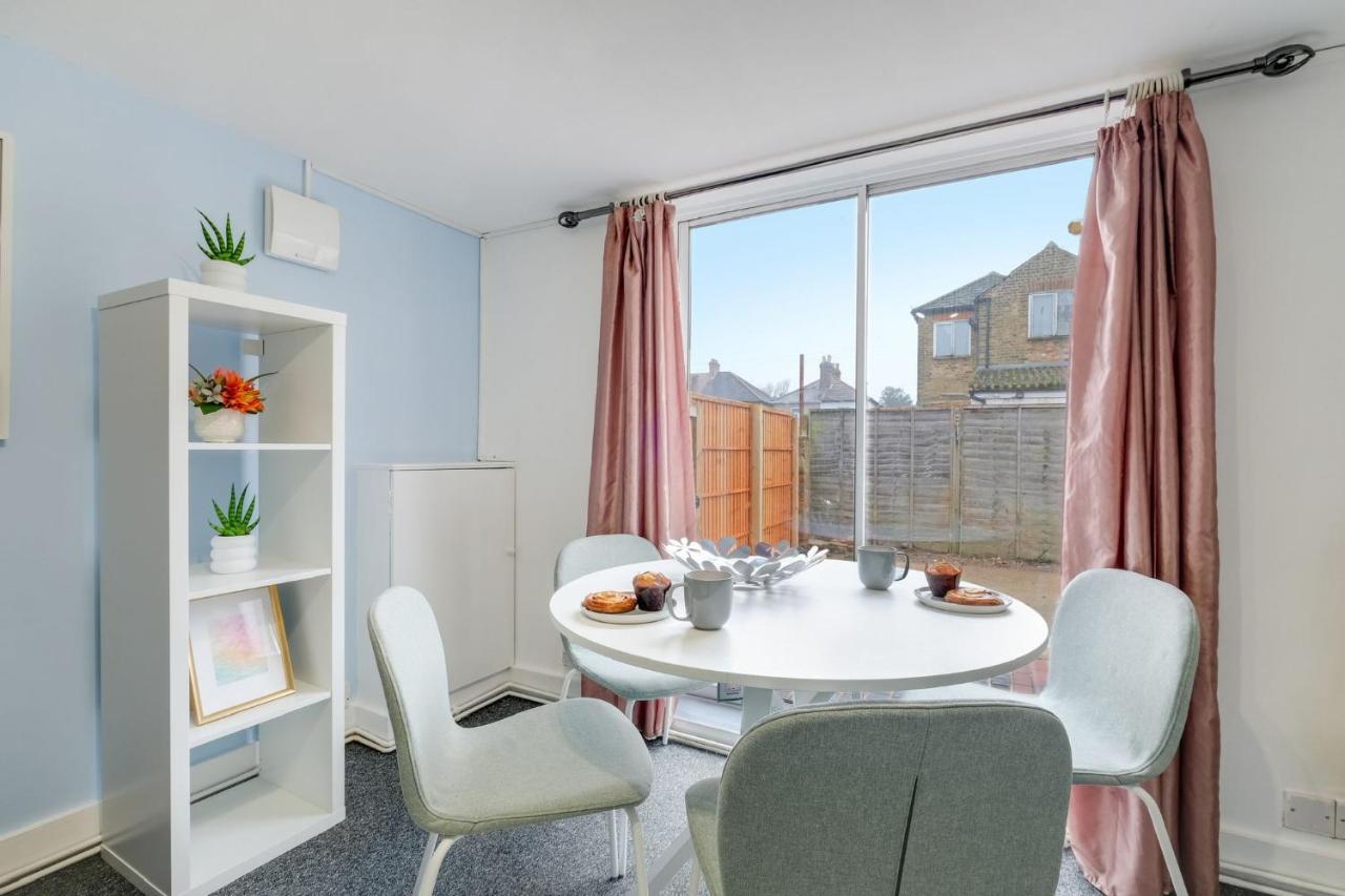 Апартаменты Chic 1Br House In Hounslow - 12 Mins From Heathrow Airport Feltham Экстерьер фото