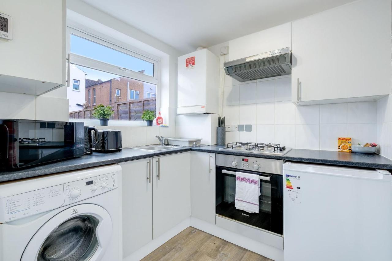 Апартаменты Chic 1Br House In Hounslow - 12 Mins From Heathrow Airport Feltham Экстерьер фото