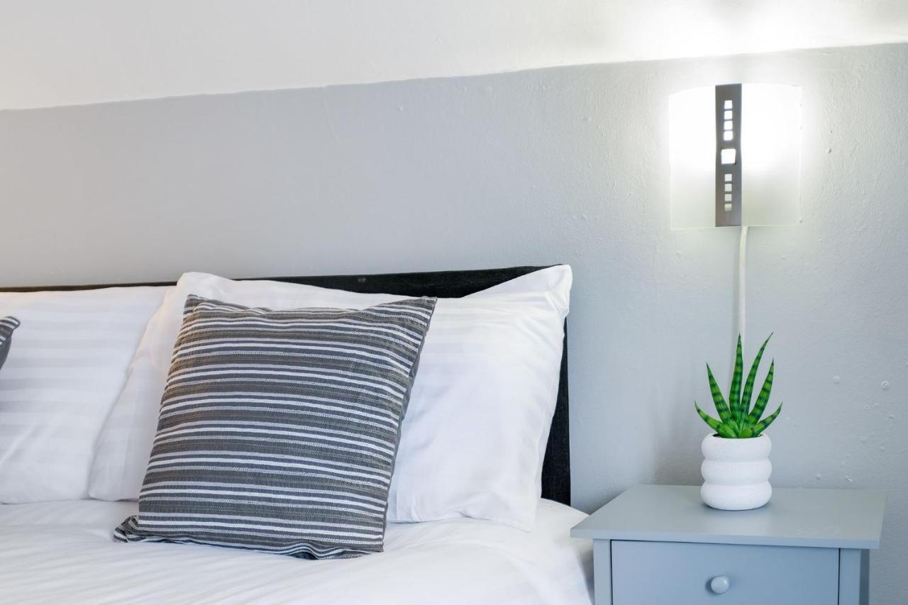 Апартаменты Chic 1Br House In Hounslow - 12 Mins From Heathrow Airport Feltham Экстерьер фото