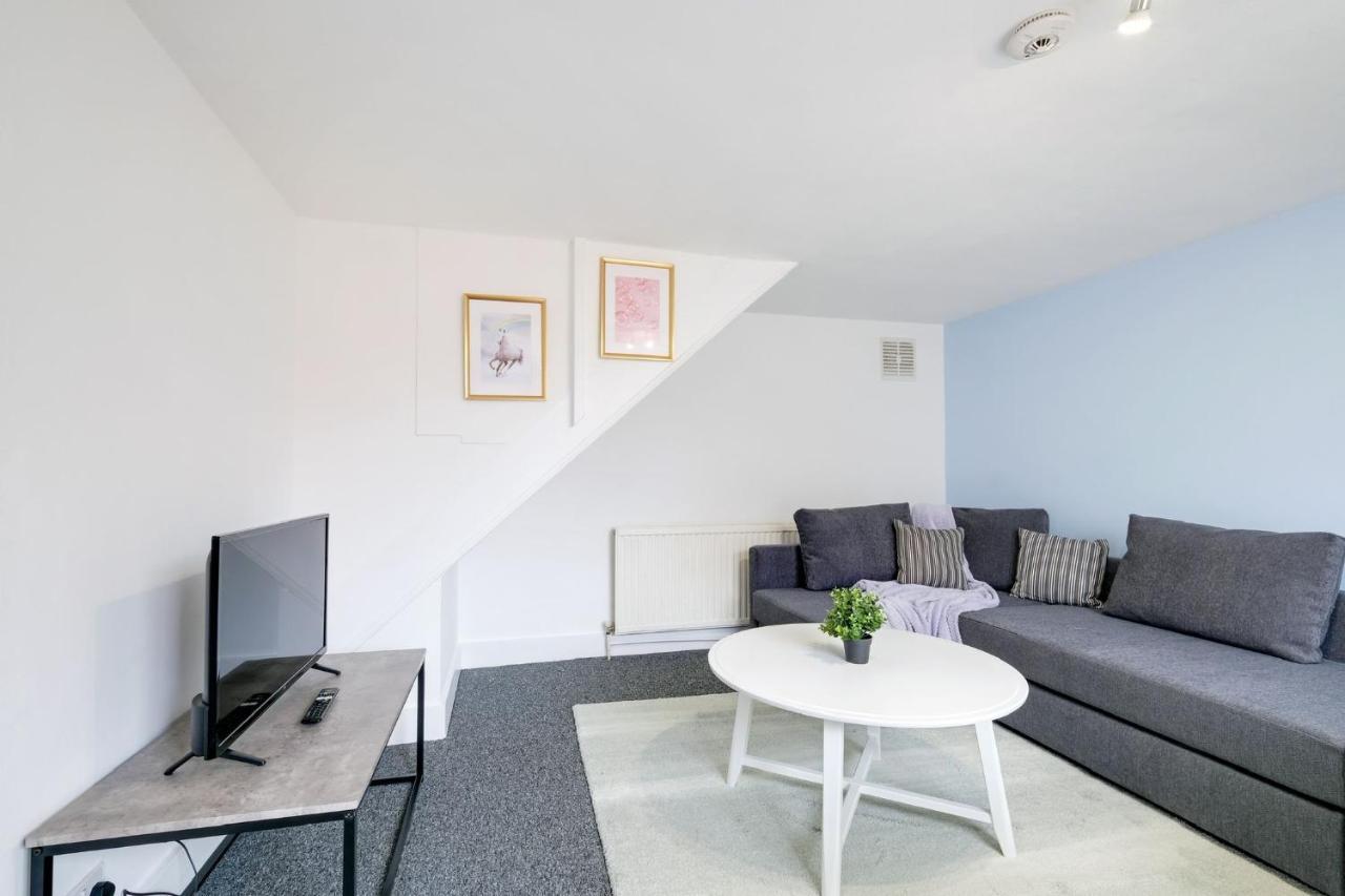 Апартаменты Chic 1Br House In Hounslow - 12 Mins From Heathrow Airport Feltham Экстерьер фото