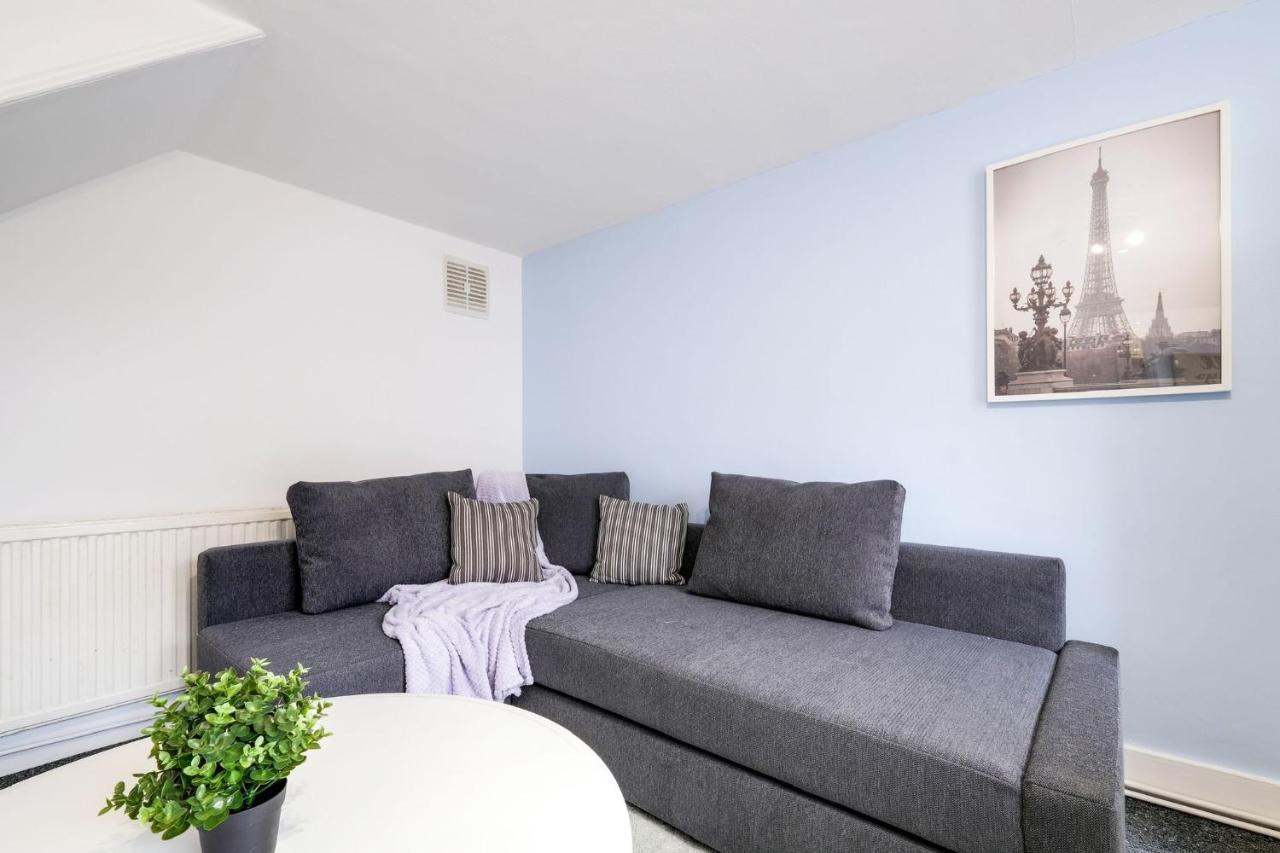 Апартаменты Chic 1Br House In Hounslow - 12 Mins From Heathrow Airport Feltham Экстерьер фото