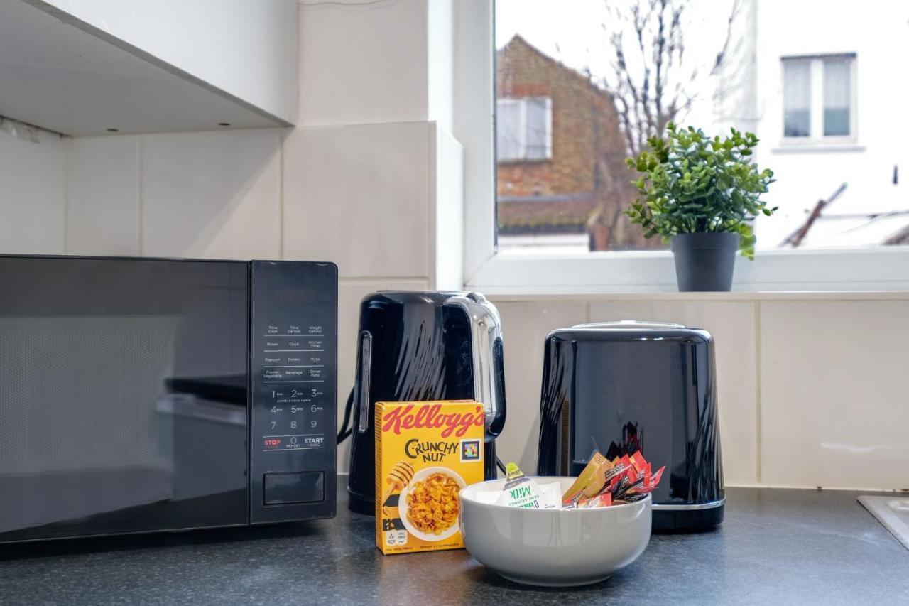 Апартаменты Chic 1Br House In Hounslow - 12 Mins From Heathrow Airport Feltham Экстерьер фото