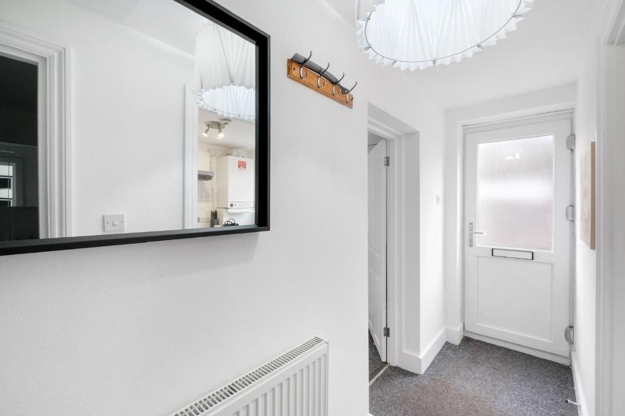 Апартаменты Chic 1Br House In Hounslow - 12 Mins From Heathrow Airport Feltham Экстерьер фото