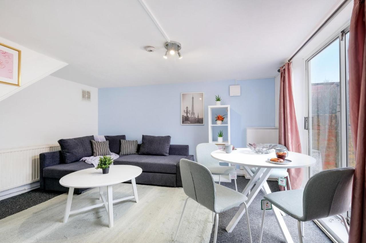 Апартаменты Chic 1Br House In Hounslow - 12 Mins From Heathrow Airport Feltham Экстерьер фото