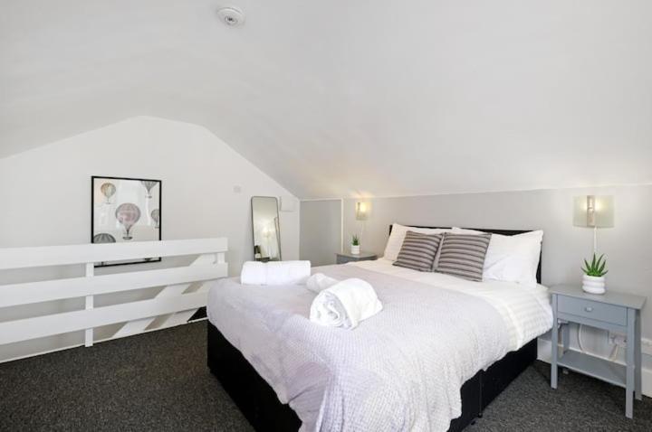 Апартаменты Chic 1Br House In Hounslow - 12 Mins From Heathrow Airport Feltham Экстерьер фото