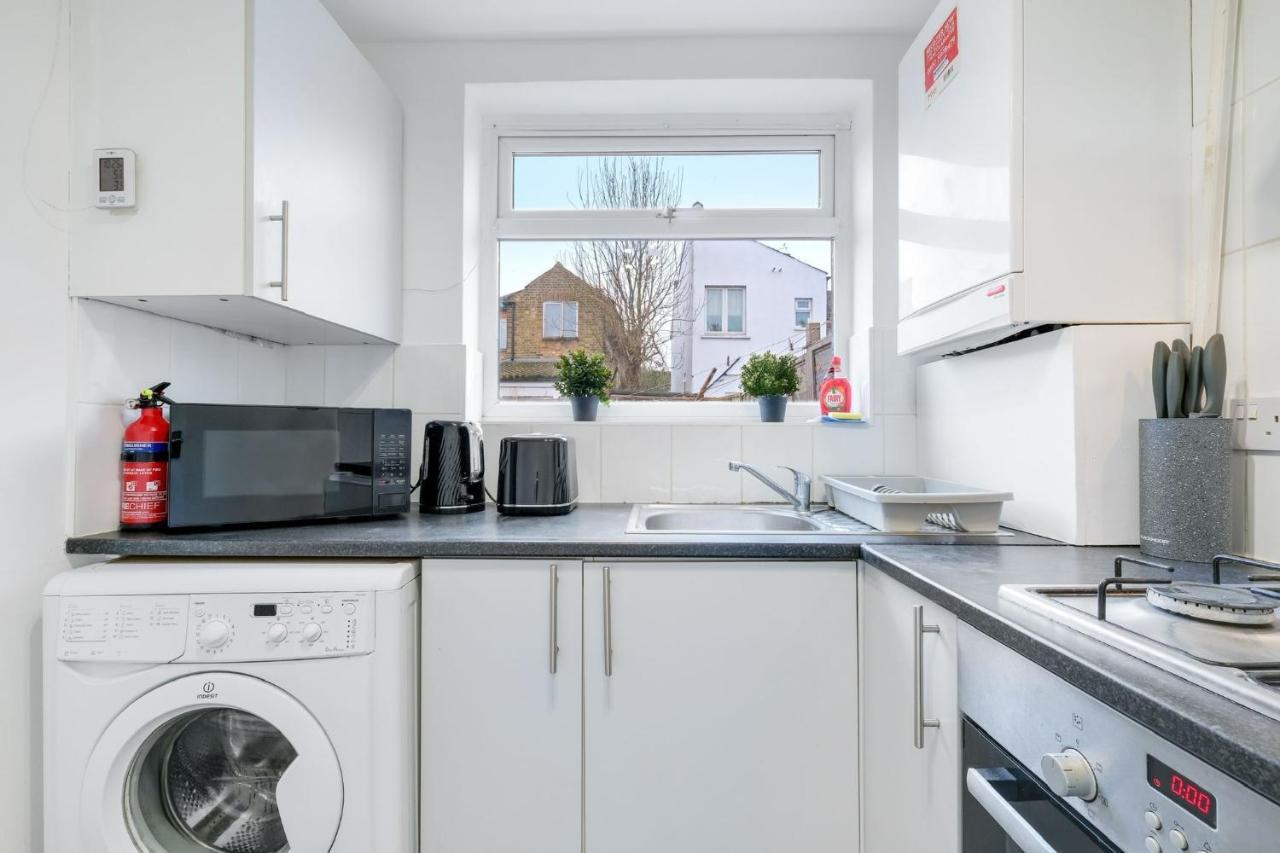 Апартаменты Chic 1Br House In Hounslow - 12 Mins From Heathrow Airport Feltham Экстерьер фото