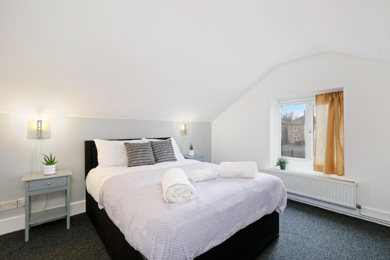 Апартаменты Chic 1Br House In Hounslow - 12 Mins From Heathrow Airport Feltham Экстерьер фото