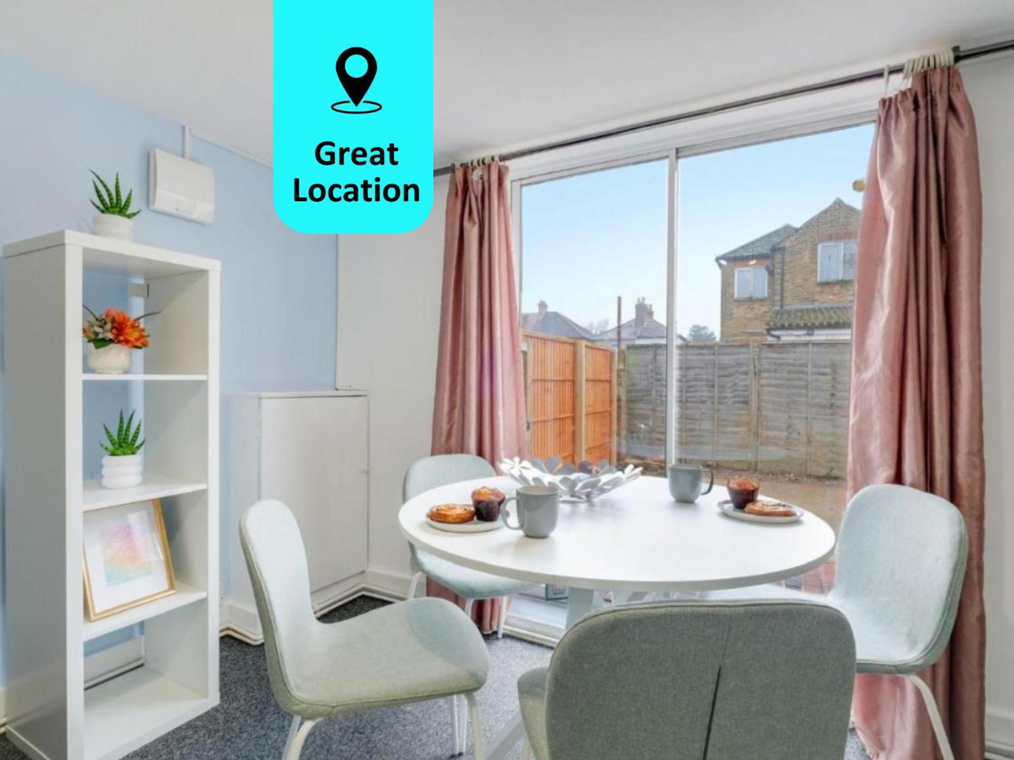 Апартаменты Chic 1Br House In Hounslow - 12 Mins From Heathrow Airport Feltham Экстерьер фото